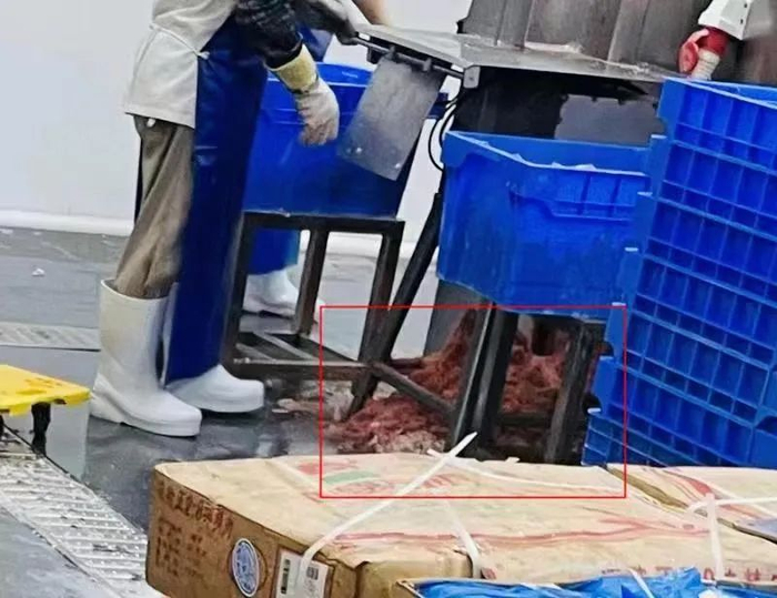 天誉小学家长在参观过程中拍摄到，多满分中央大厨房现场有肉垂落至地板上。