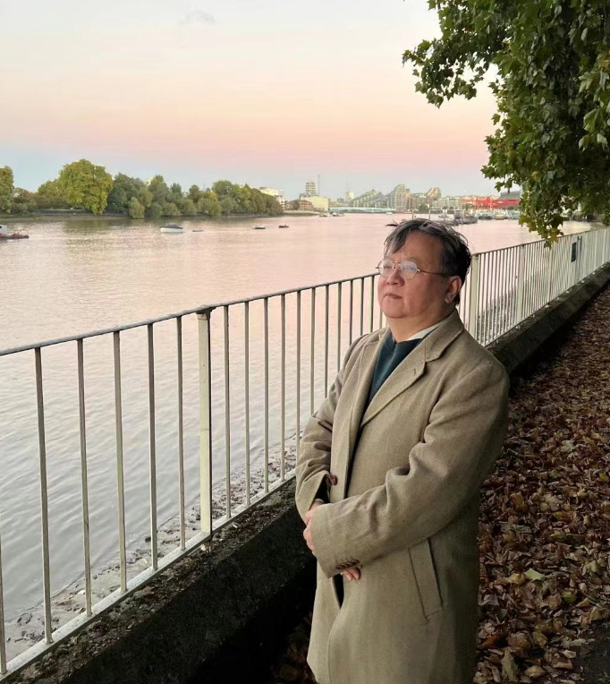 2022 年秋，郭毅可在伦敦