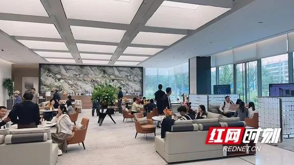 市民在华润置地长沙润府营销中心咨询看房