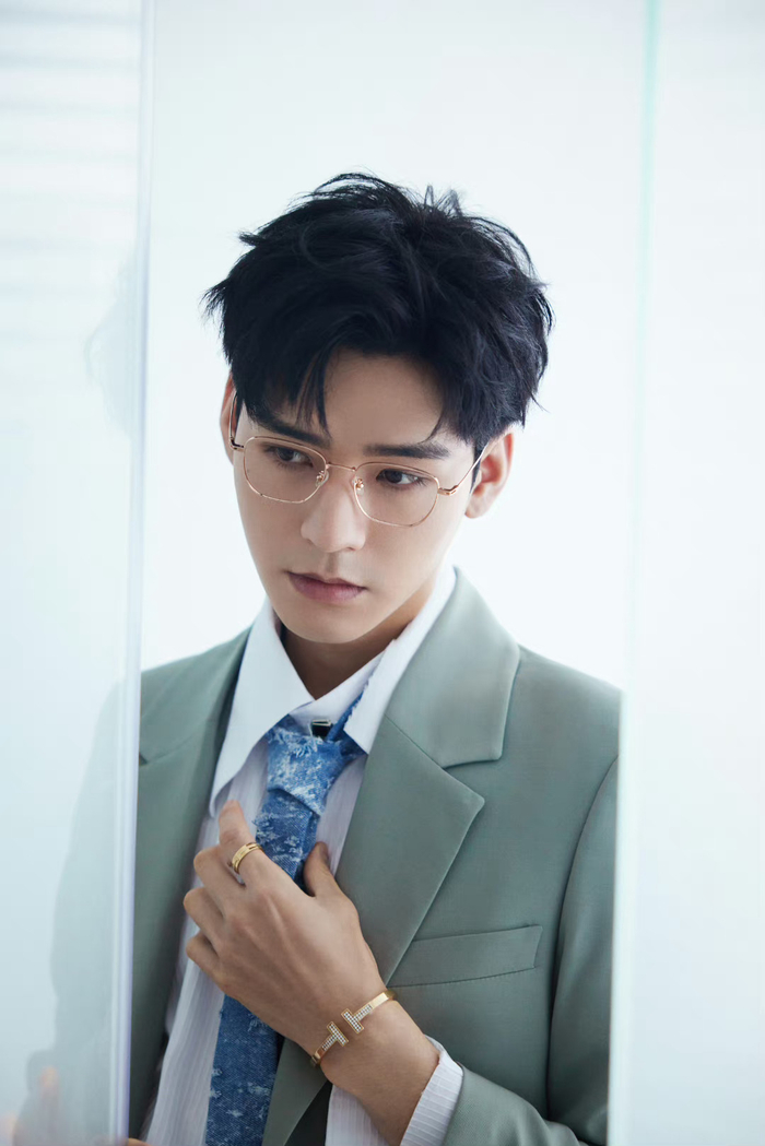 龚俊戴金丝眼镜真的好帅呀,很斯文败类