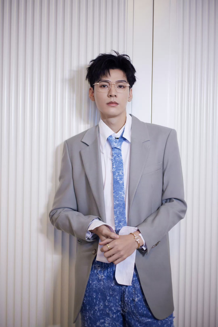 龚俊戴金丝眼镜真的好帅呀,很斯文败类|龚俊|斯文_新浪新闻