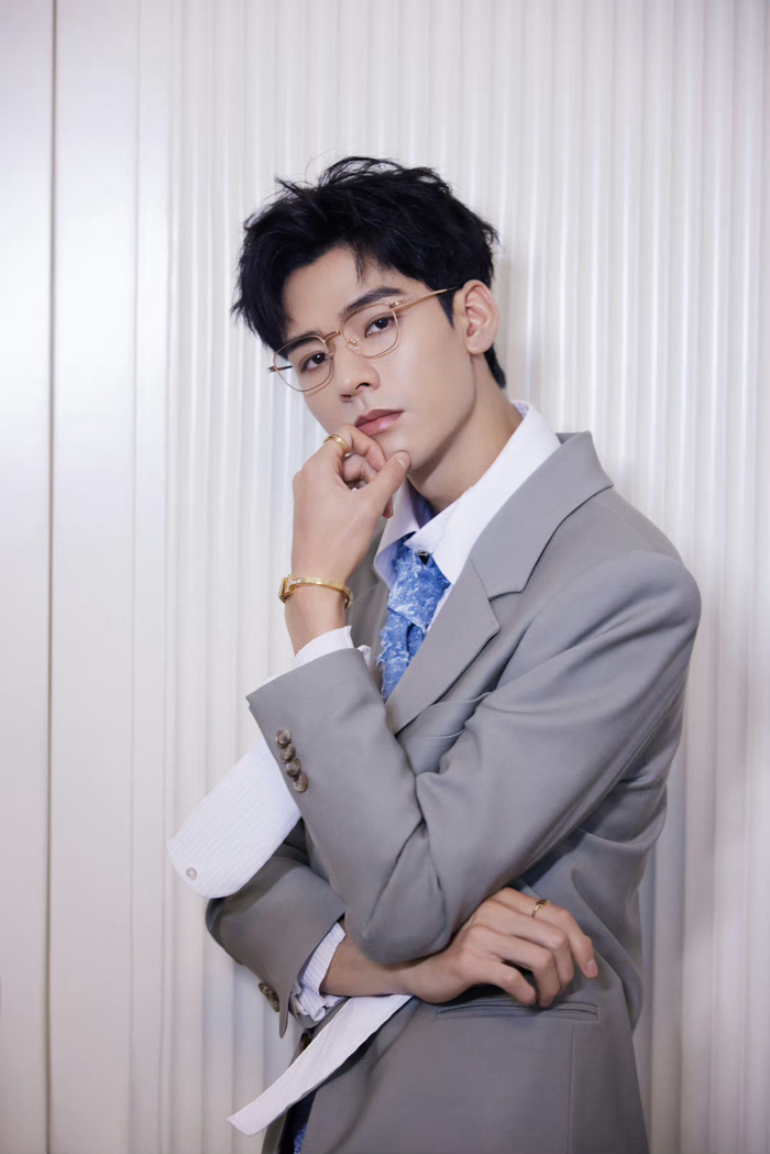 龚俊戴金丝眼镜真的好帅呀,很斯文败类