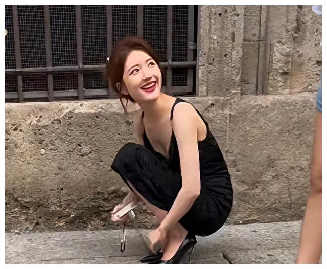 赵露思米兰被偶遇矮小身形街头深蹲形象女神身高不足155
