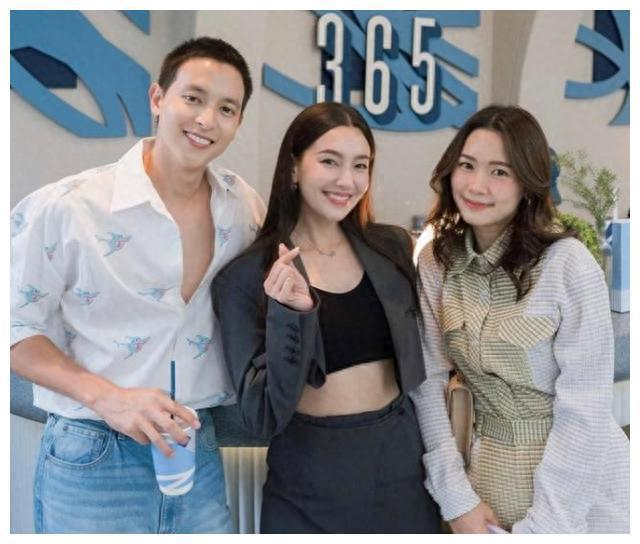 泰娱神颜james ji迈入30岁,与比自己大4岁的素人女友甜蜜依偎