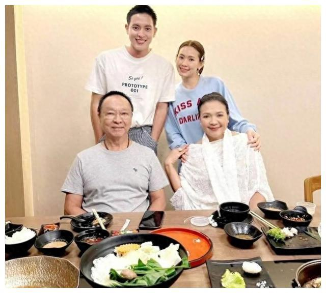 泰娱神颜james ji迈入30岁,与比自己大4岁的素人女友甜蜜依偎