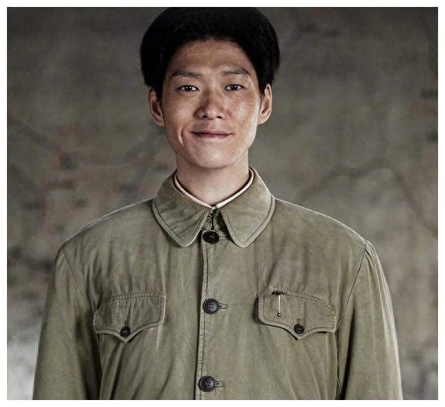 在这部严肃的作品中,陈凯歌的选角有些过于大胆,潜在的风险也很多.