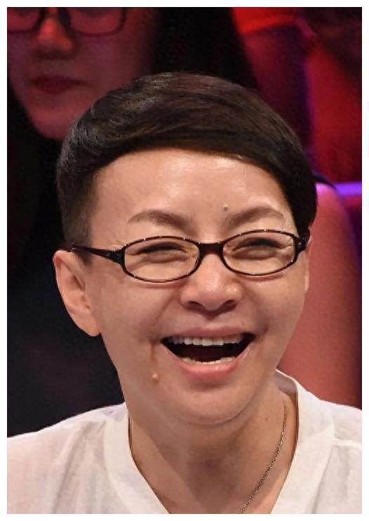 63岁宋丹丹携儿子逛街,披着性格裤脚高低.