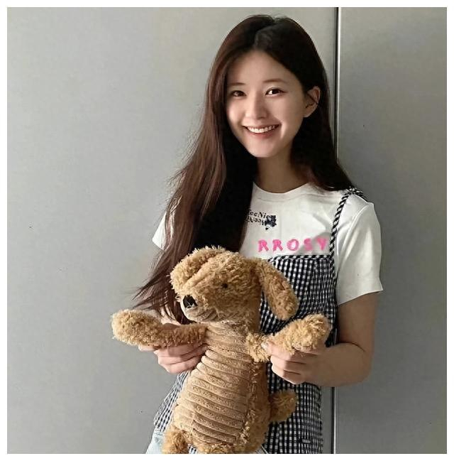 赵露思米兰被偶遇矮小身形街头深蹲形象女神身高不足155