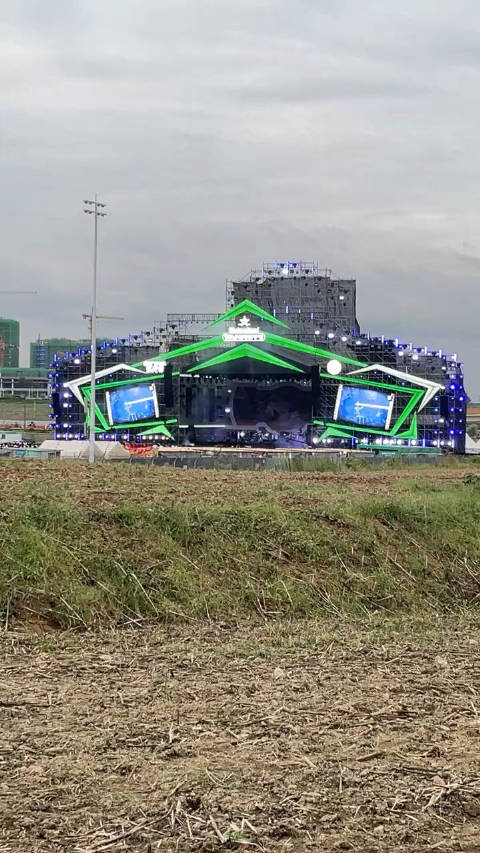 成都啤酒音乐节 站在田间地头蹦野迪