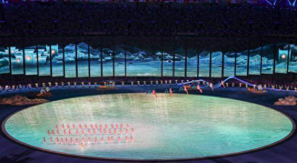 身着由宋代传统服饰改制成的舞裙的宋韵少女在荷叶上跳古典芭蕾舞 杭州亚组委供图