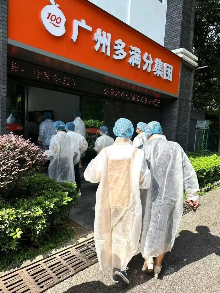 家长们前往多满分公司参观
