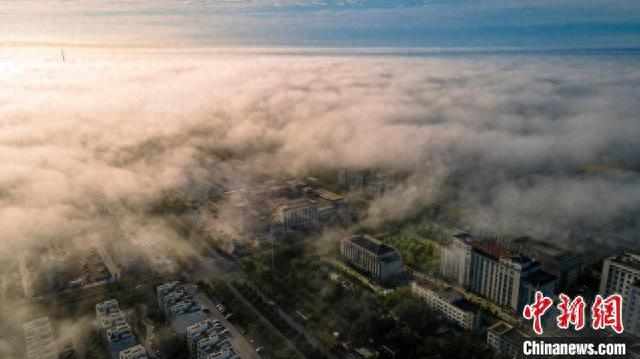 9月22日，雨后初霁的新疆生产建设兵团第二师铁门关市上空云雾缭绕，从空中俯瞰，宛如仙境。冯波 摄