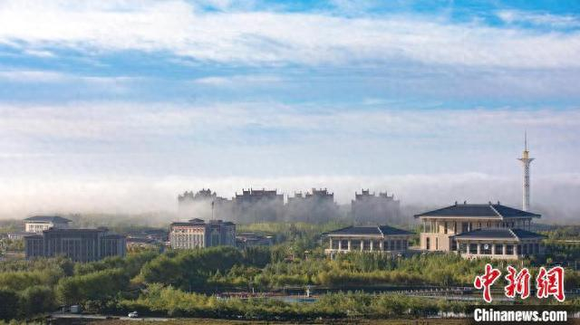 9月22日，雨后初霁的新疆生产建设兵团第二师铁门关市上空云雾缭绕，从空中俯瞰，宛如仙境。冯波 摄 