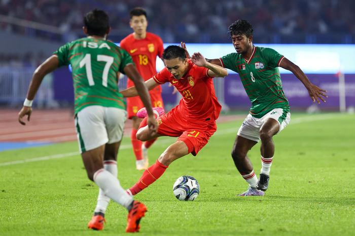 亚运会男足小组赛中国队0比0战平孟加拉国队