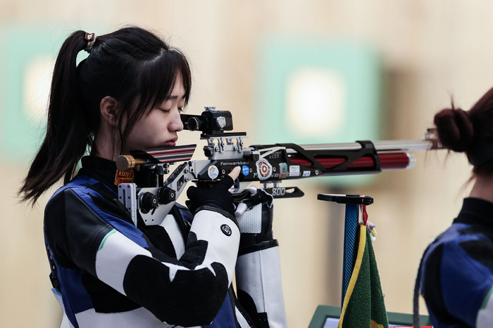 射击——中国队夺得女子10米气步枪团体赛金牌