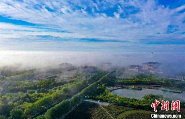 9月22日，雨后初霁的新疆生产建设兵团第二师铁门关市上空云雾缭绕，从空中俯瞰，宛如仙境。冯波 摄 