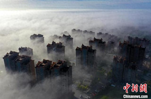 9月22日，雨后初霁的新疆生产建设兵团第二师铁门关市上空云雾缭绕，从空中俯瞰，宛如仙境。冯波 摄 