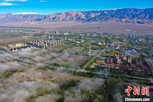 9月22日，雨后初霁的新疆生产建设兵团第二师铁门关市上空云雾缭绕，从空中俯瞰，宛如仙境。冯波 摄 