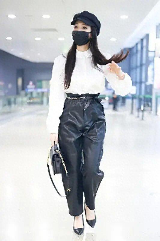 伊能静真会赶时髦,55岁还挑战波点裙配红色过膝靴,身材宛如少女