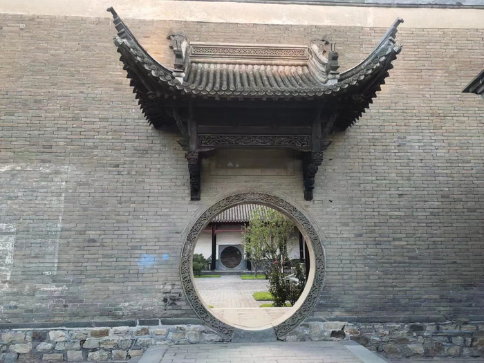 淮军公所博物馆里的垂花月洞门，是典型的徽派建筑门楼，距今已有135年。