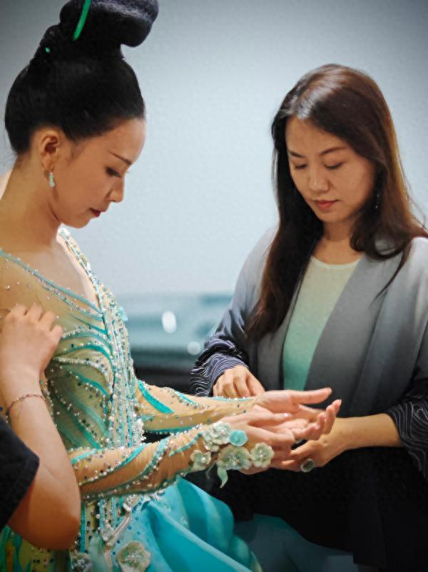 楚艳（右）在工作中 受访者供图