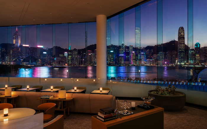 一边欣赏维港海景特色:经典传奇,维多利亚海港景色地标酒店:香港丽晶