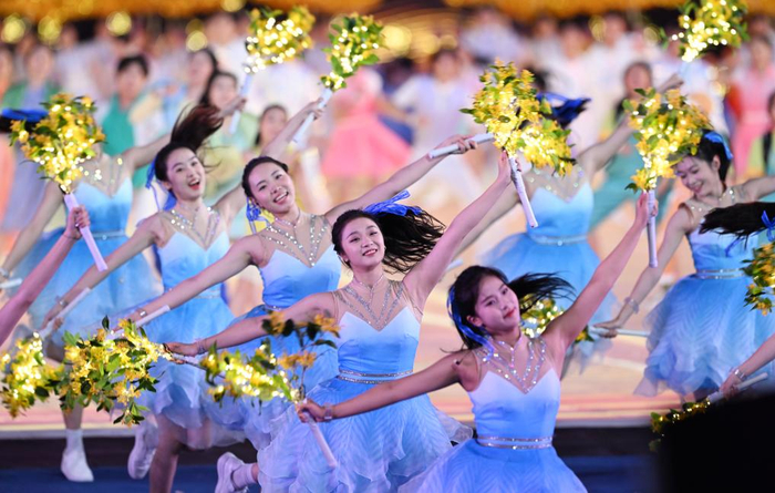 9月23日，演员在开幕式上表演。新华社记者 程敏 摄