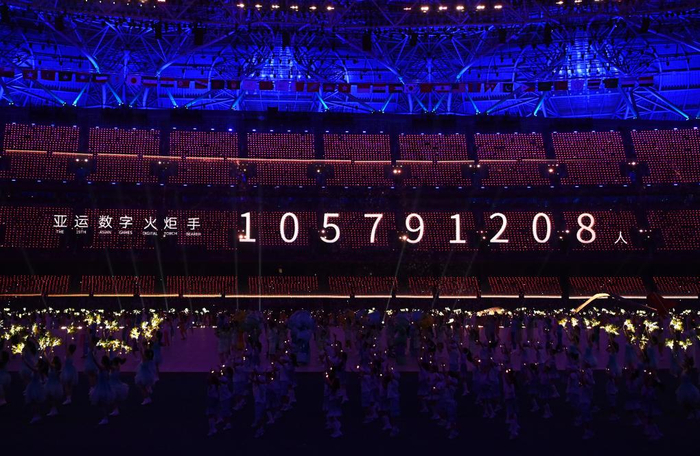 这是9月23日拍摄的开幕式现场显示的亚运数字火炬手人数。新华社记者 黄宗治 摄