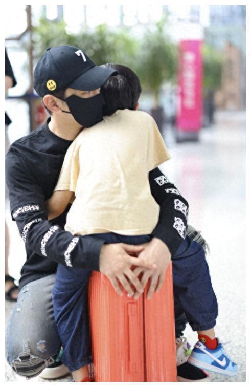 黄晓明坦言孩子性格调皮像妈妈,感人父子拥抱让人动容
