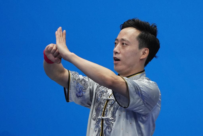 9月24日，孙培原在比赛后向观众致意。新华社记者 李一博 摄