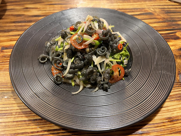 养殖娃娃鱼肉被做成菜品摆上餐桌