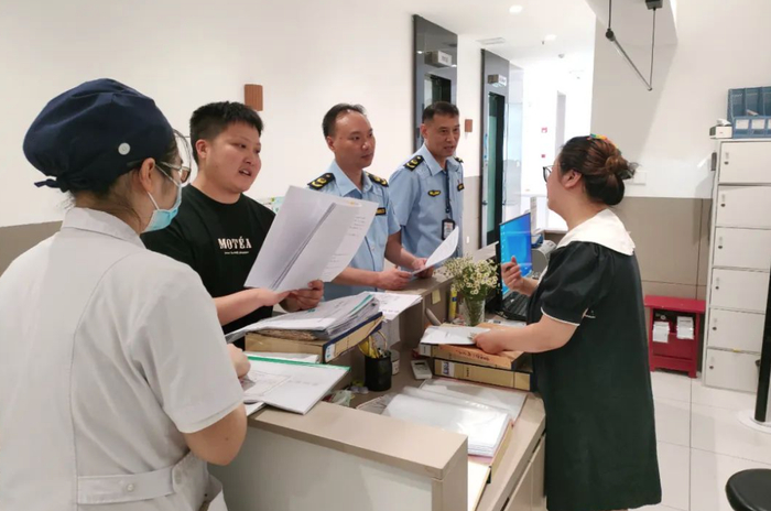 宜昌市消委会和市场监管部门工作人员对医美机构进行走访调研。资料图片
