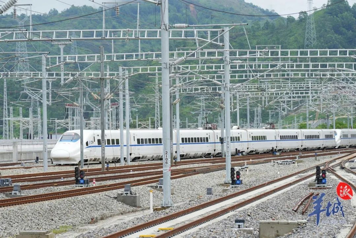 广汕高铁试运行列车驶入汕尾站