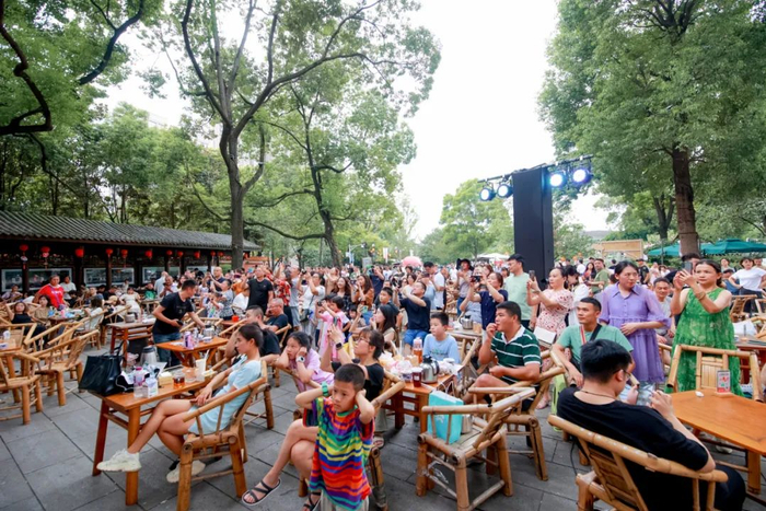 向更远处看，不限于餐饮，亦不限于文旅，一张以数字化营销全面触达消费者的网，随着居民消费的全面复苏，正越织越密。（结束）