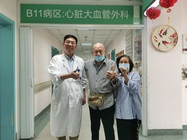 与治愈患者合照