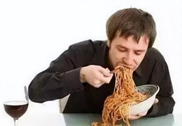 不要狼吞虎咽,细嚼超过十五次正确的做法是:吃饭的时候,把碗端起来