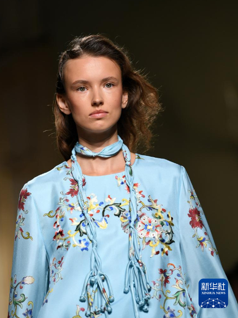 9月24日，模特在意大利米兰时装周上展示含有贵州苗绣元素的设计时装。 新华社记者 金马梦妮 摄