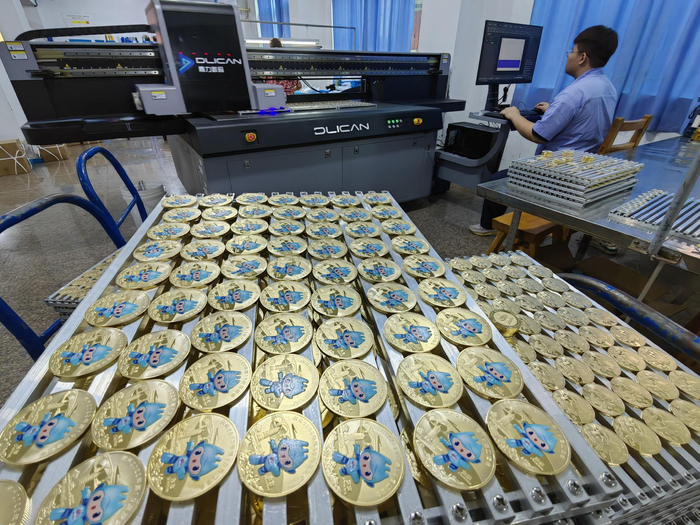 9月25日,位于浙江省温州市苍南县的金乡徽章厂仍在生产亚运徽章.