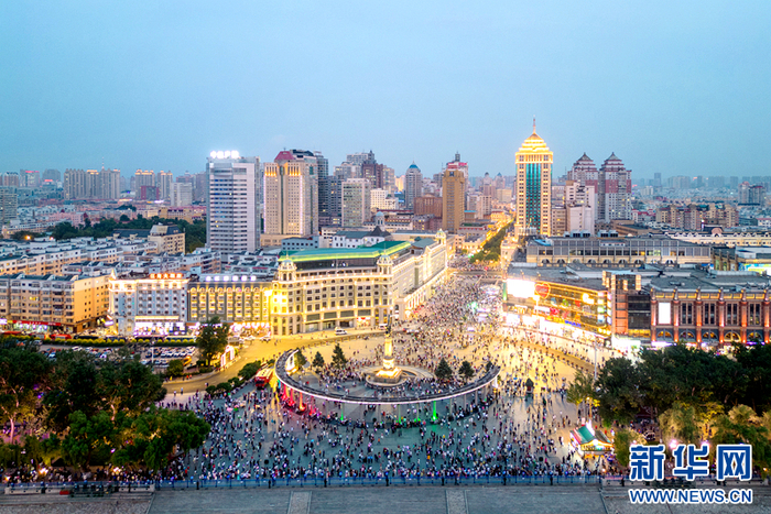 市民和游客在哈尔滨市防洪纪念塔广场上游览（无人机照片）。