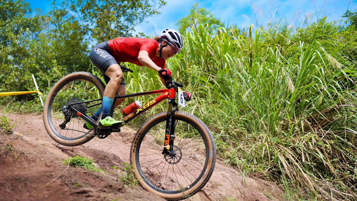 "潜心研制超轻量,高强度的山地自行车,帮助中国山地自行车运动员在赛