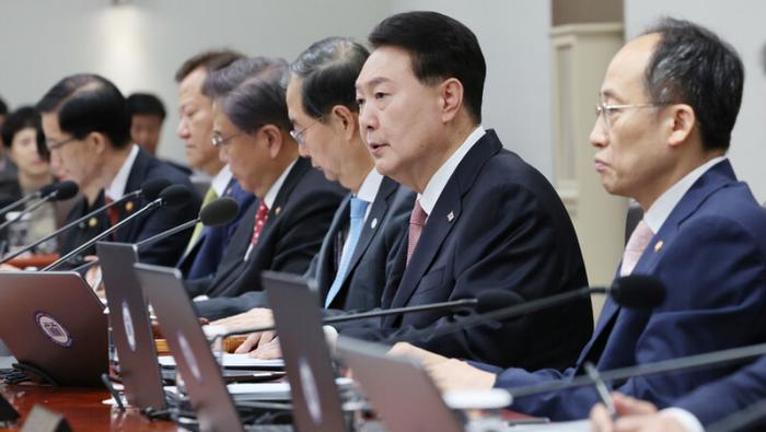 据韩联社报道,韩国总统尹锡悦25日在主持内阁会议时流鼻血,一名韩国