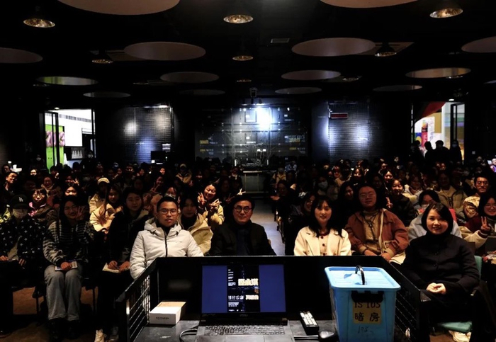 娄永琪教授与学生们。