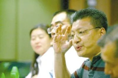9月6日,凤铝在俱乐部召开新闻发布会,吴小源当时脚伤未愈,拄着拐杖