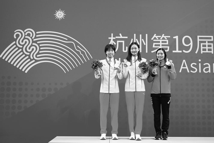 　　　　图为冠军中国选手李冰洁（中）、亚军中国选手高唯中（左）和季军日本选手森山幸美在颁奖仪式上。　　新华社发