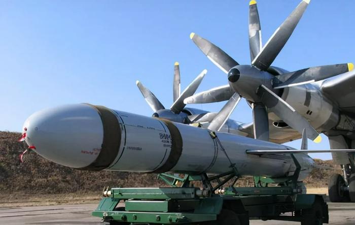 Kh-55导弹配备了一个当量为20万吨的核战斗部。