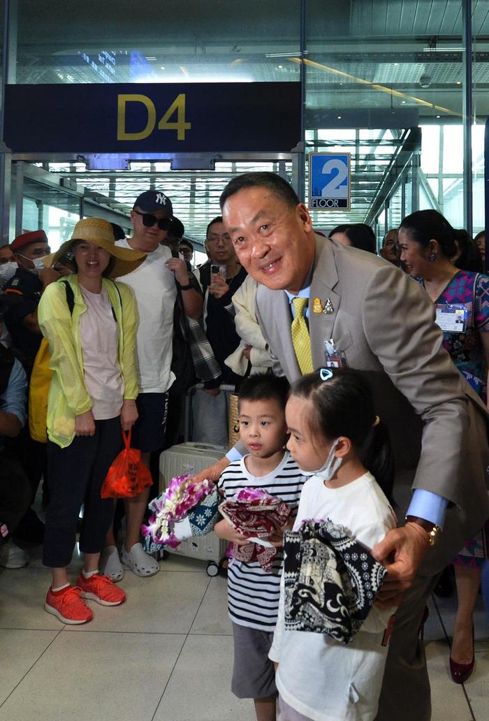 9月25日，泰国总理赛塔·他威信（中）在曼谷素万那普国际机场迎接中国游客。新华社发（拉亨摄）