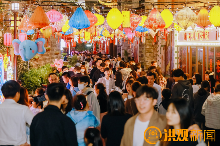 今年“五一”假期，万寿宫历史文化街区游人如织