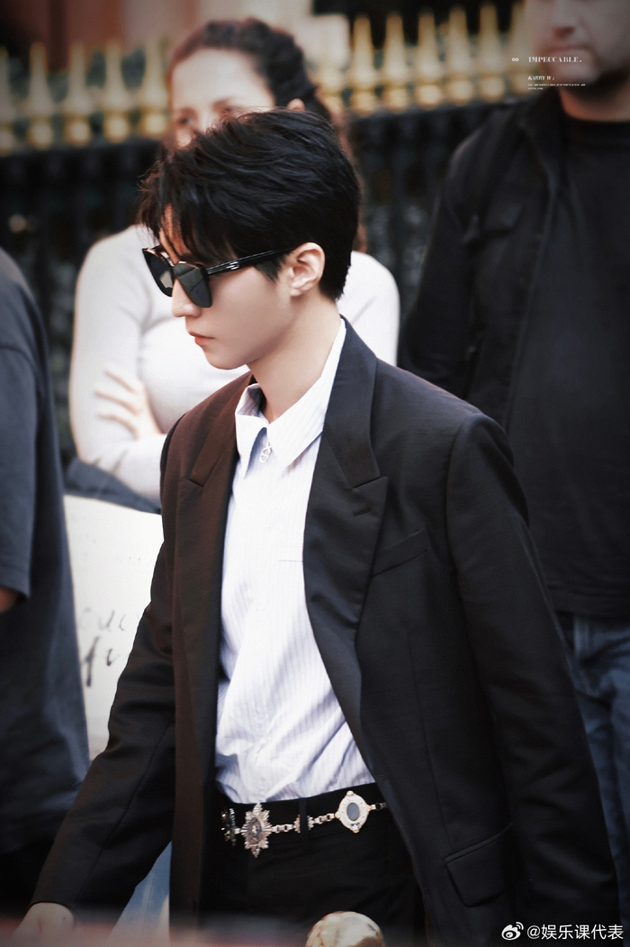 26日,@tfboys-王俊凯 巴黎时装周造型,身穿黑色西装