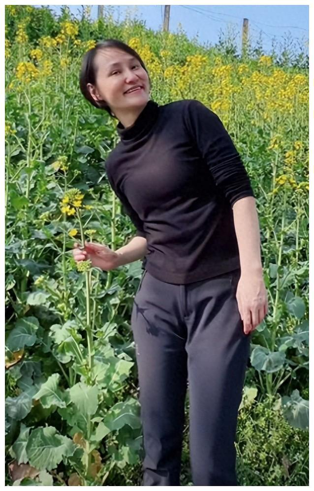 高敏展现农田生活户外劳作采摘果蔬素颜冻龄长腿吸睛