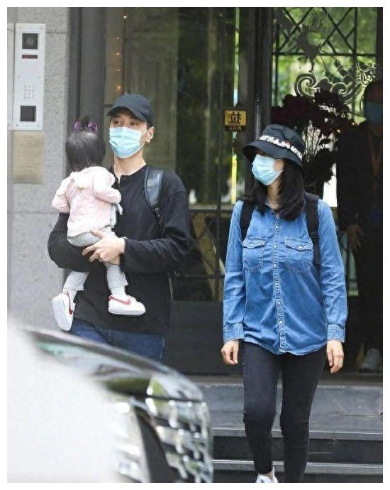 高圆圆骑单车接女儿放学,与赵又廷长得惊人!